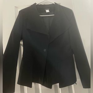 Venus women’s blazer in black. Size Medium. Brand new, never worn with tags.